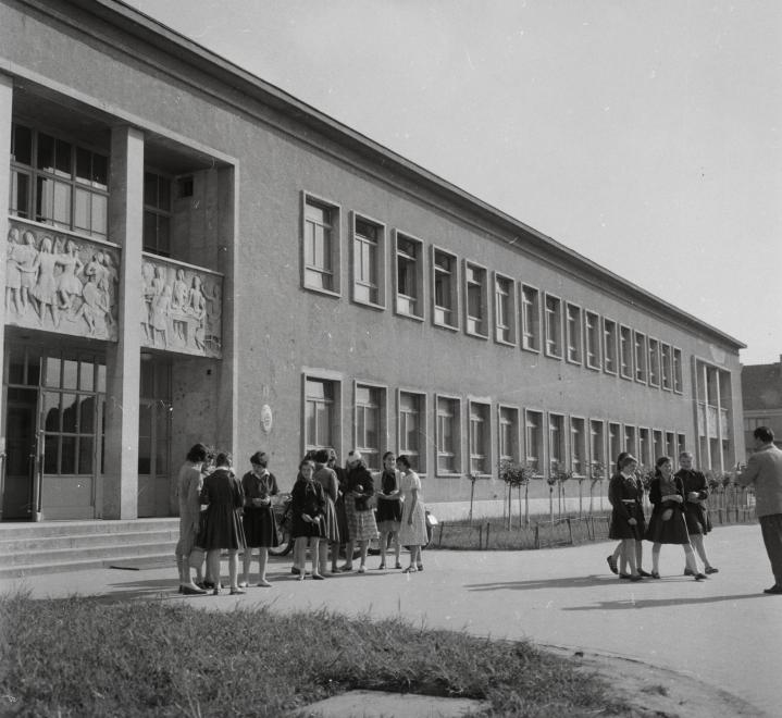 Dunaújvárosi iskolások 1964-ben. (fotó: Fortepan)