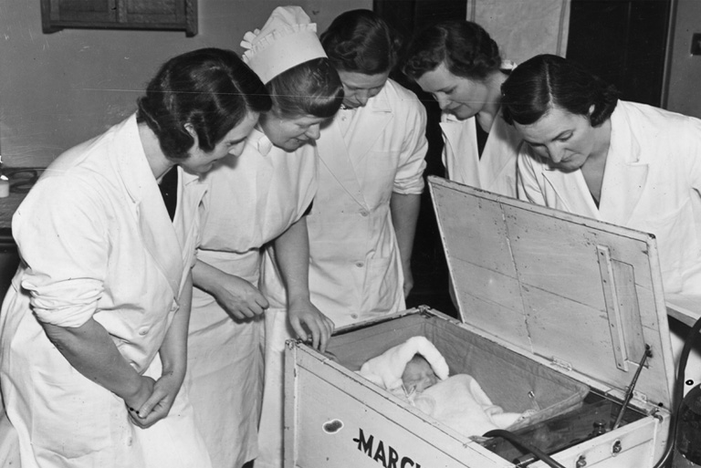 Fadobozos inkubátor a 40-es évekből (Fotó: Fox Photos)