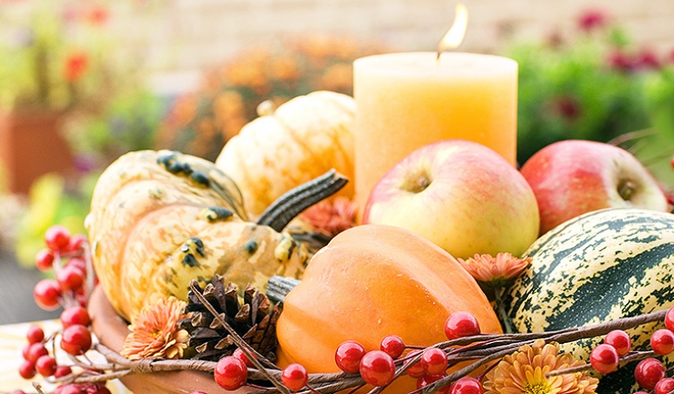 Néhány piros bogyó, alma, egy szép gyertya és pár dísztök. Mi kell még egy igazi őszi dekorhoz?