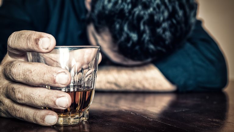 6 dolog, amit tudnod kell, ha egy hozzátartozód alkoholista
