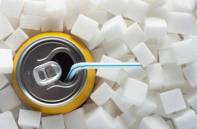A cukros üdítőket is okolják a világméretű elhízásért