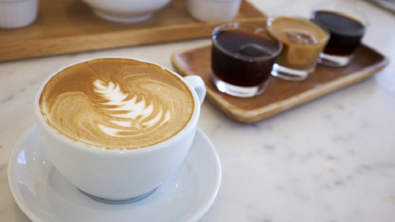 Tényleg be lehet rúgni a kávétól?