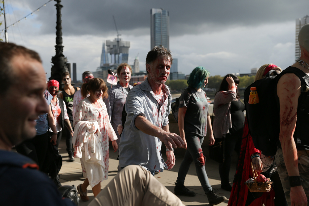 Zombik lepték el Londont - fotók csak erős idegzetűeknek!