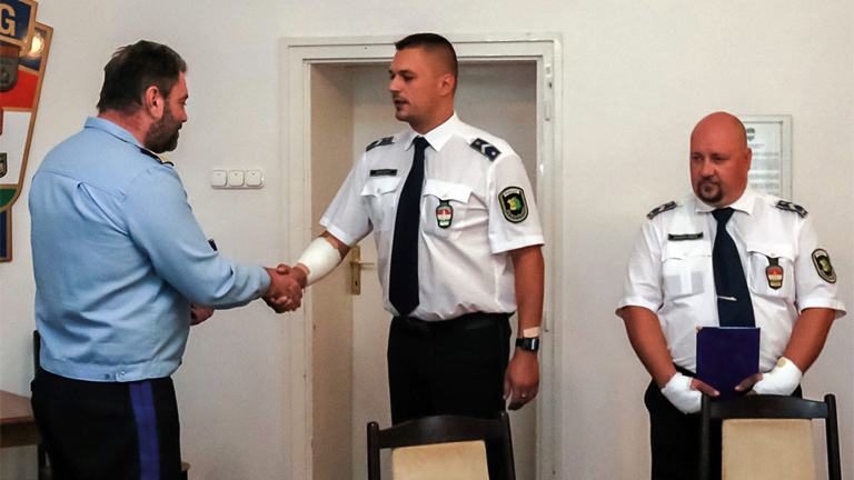 Varga Péter dandártábornok, Fejér megyei rendőrfőkapitány bátorságukért elismerésben részesítette a körzeti megbízottakat