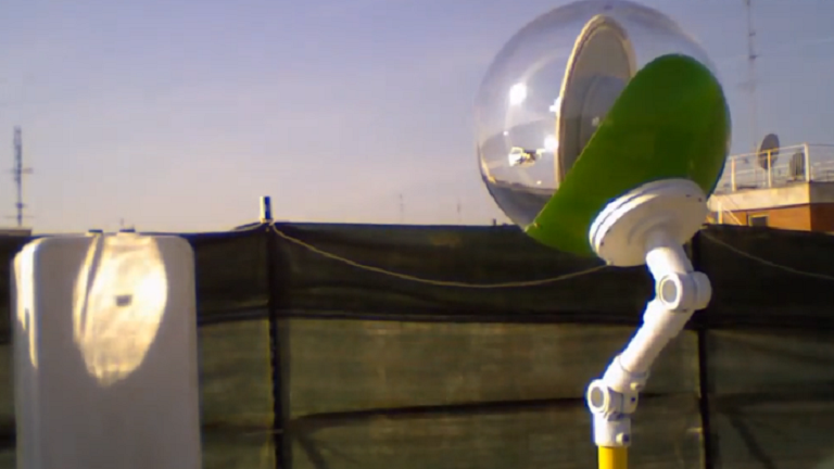 Ez a környezetbarát kristálygömb-robot napfényt vihet az otthonokba