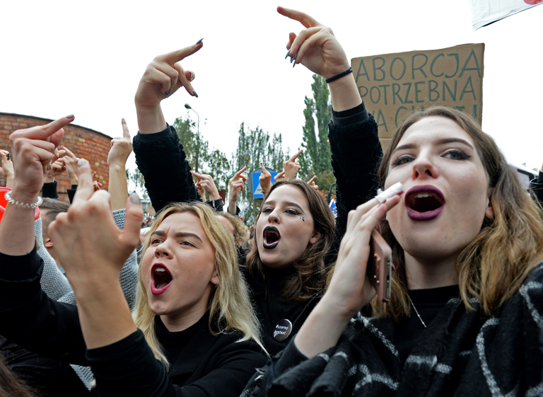 Lengyel nők tiltakoznak a teljes abortusztilalom ellen