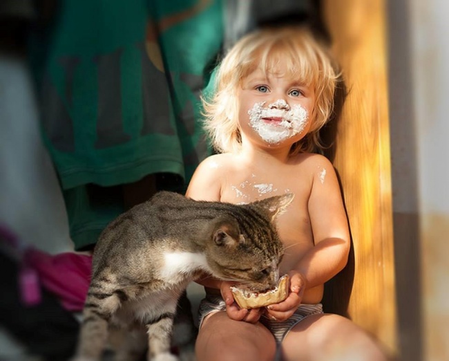 10 cuki fotó, ami bebizonyítja, hogy a gyerek mellé kell egy macska is