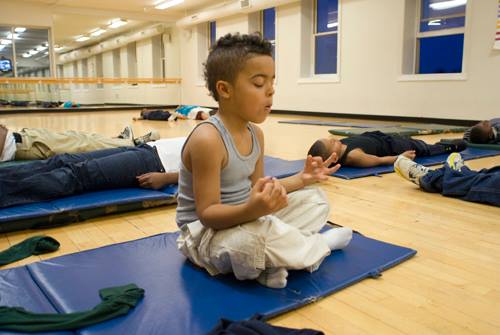 Büntetés helyett meditációval fegyelmezik a gyerekeket ebben az iskolában