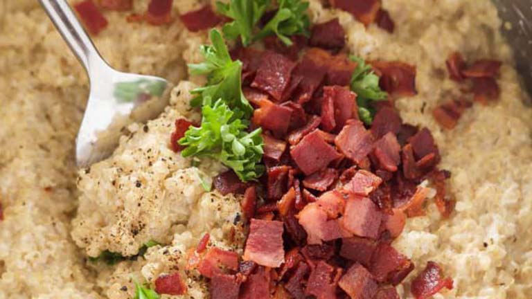 Könnyű quinoa-rizottó kecskesajttal és baconnel