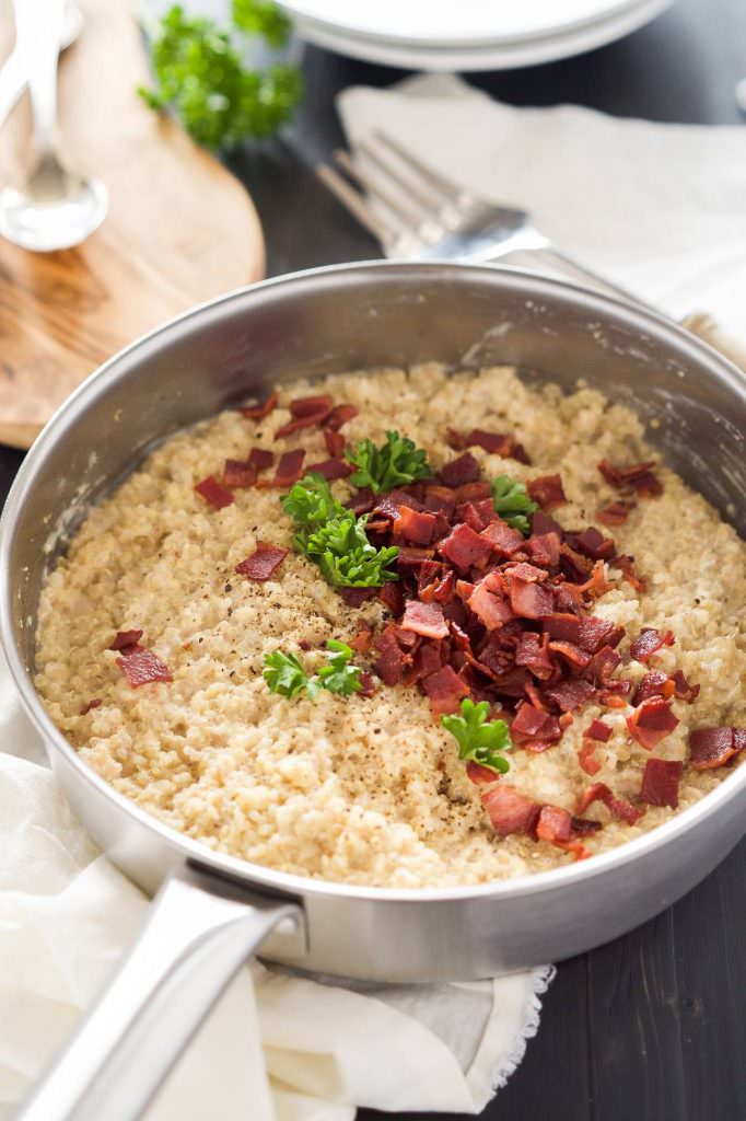 Könnyű quinoa-rizottó kecskesajttal és baconnel