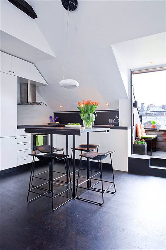 Egy tetőtéri lakásban is kialakítható tágas, modern konyha.