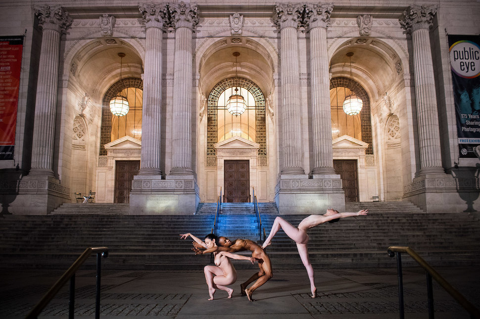 Meztelen balett-táncosok lepték el az utcákat
