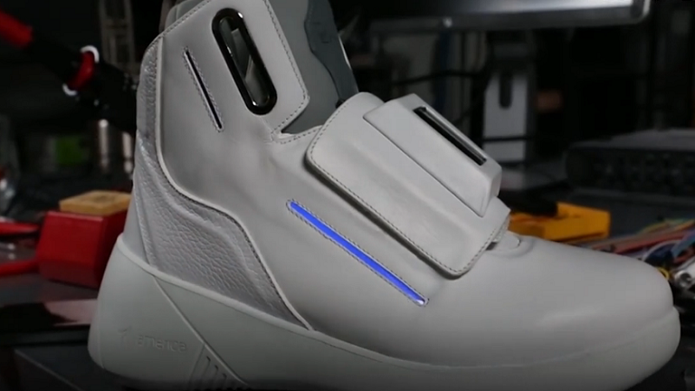 Megszületett a jövő cipője: Wi-Fi hotspot, USB-töltő és monitor is van benne