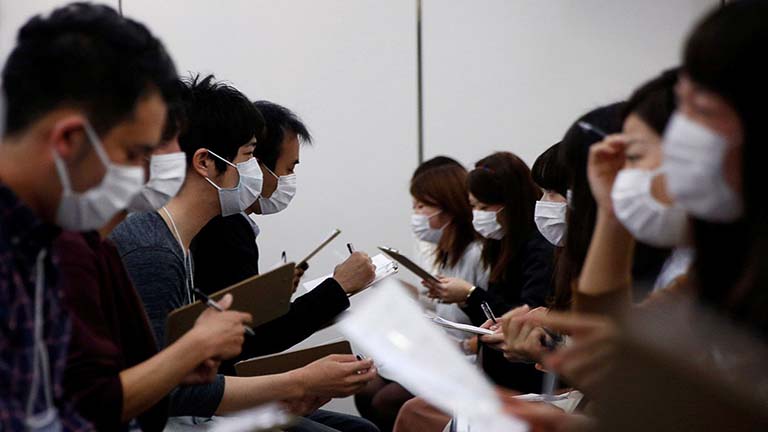 A japánok szerint a maszk viselése a sikeres randi titka