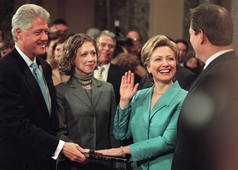 Hillary leteszi a szenátori esküt (Fotó: Getty Images)