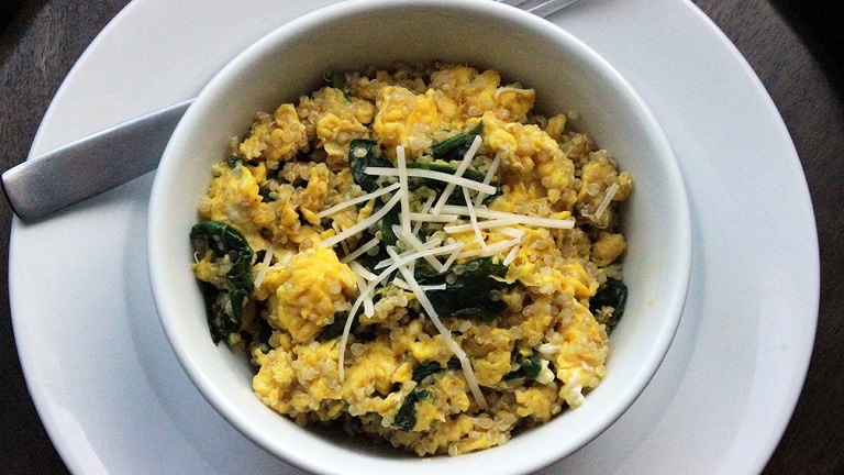 A reggeli, amitől nem maradsz éhes: spenótós, quinoás rántotta