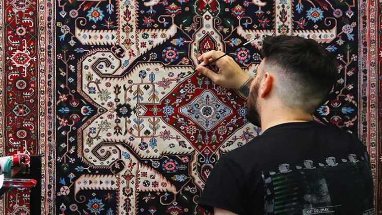 Elképesztő, perzsa szőnyeg mintájú festményeket készít egy művész