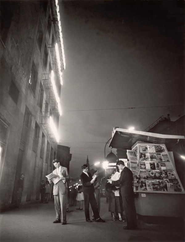 Hírlappavilon a Szabadnép székház előtt, 1958