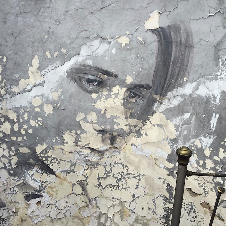 Kísérteties portrék jelentek meg elhagyatott melbourne-i épületek falain