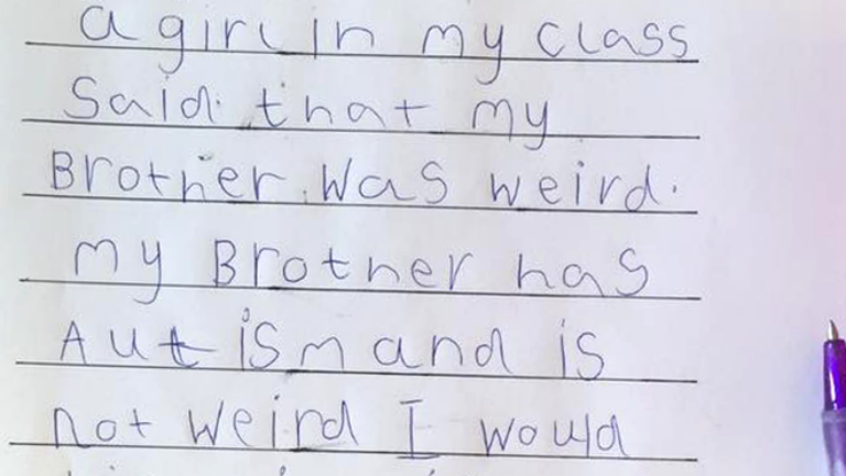 Megható fogalmazásban védte meg autista öccsét a hatéves lány 