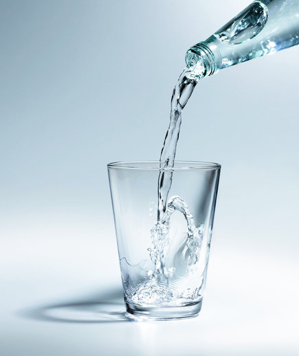 Mi történik valójában, ha nem iszunk meg napi 8 pohár vizet?