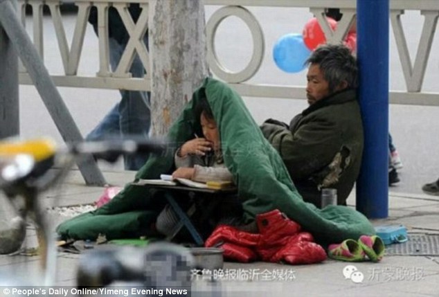 Szívfacsaró fotó: így írja a leckét a hajléktalan kislány