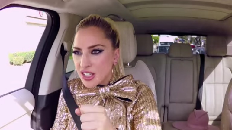 Lady Gaga veszélyes, ha kocsiba ül