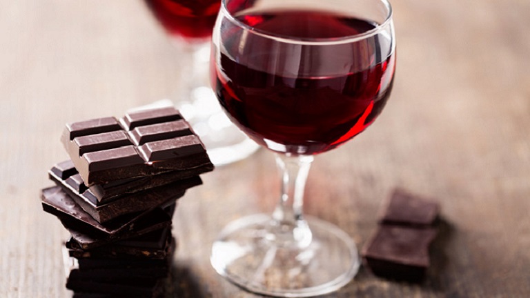 Vigyázat, migrént okozhat a bor és a csoki!