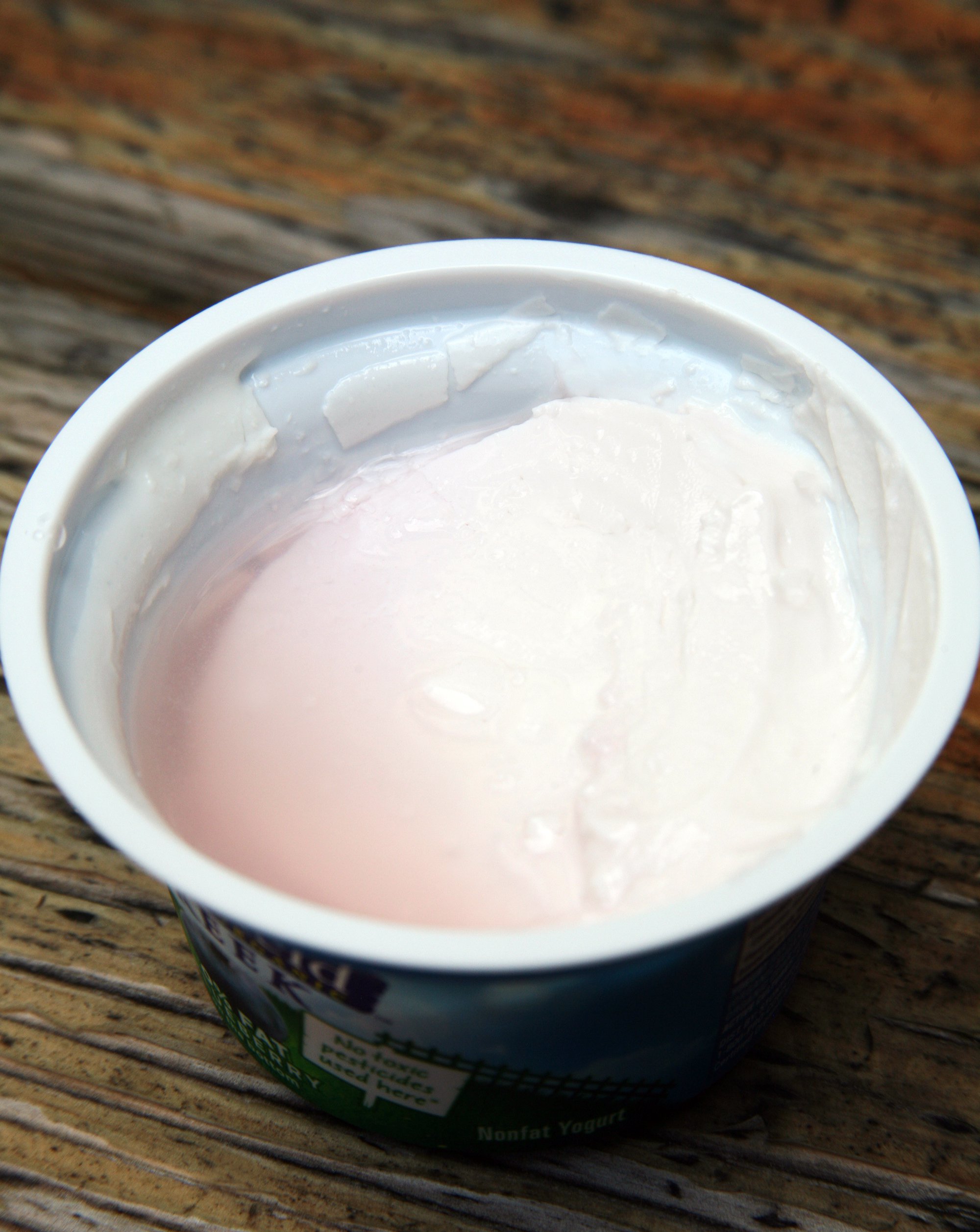 Mit csinálj a joghurt tetején képződő folyadékkal?