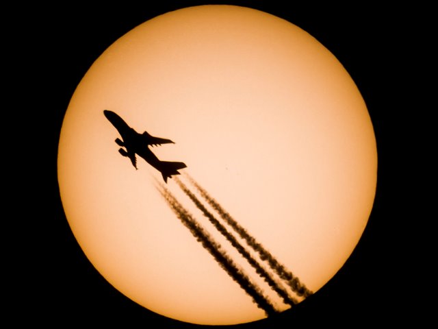 Káprázatos fotót készített a Nap előtt elhaladó gépről