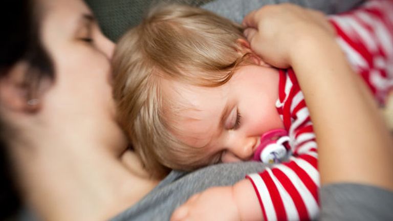 7 dolog, amit megtehetsz, ha egy alvó baba alá szorultál