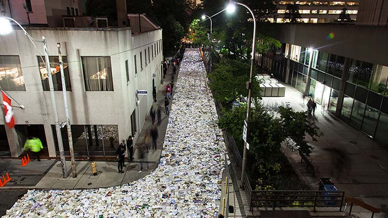 10,000 könyből álló könyvfolyam árasztotta el a torontói utcát