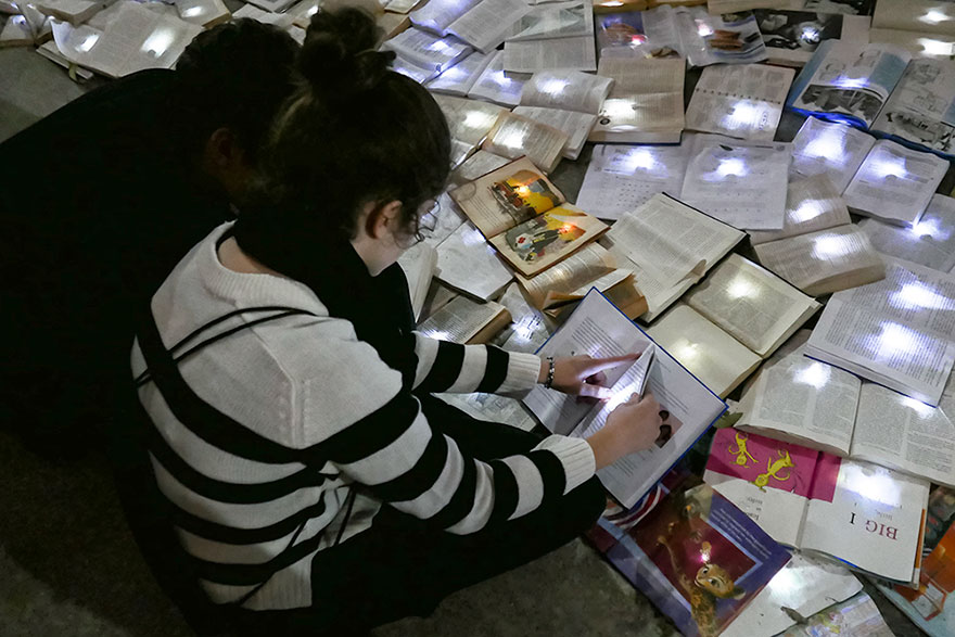 10,000 könyből álló könyvfolyam árasztotta el a torontói utcát