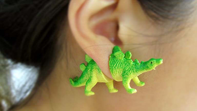 Ezekre a mókás dínós fülbevalókra minden paleontológus palántának szüksége van