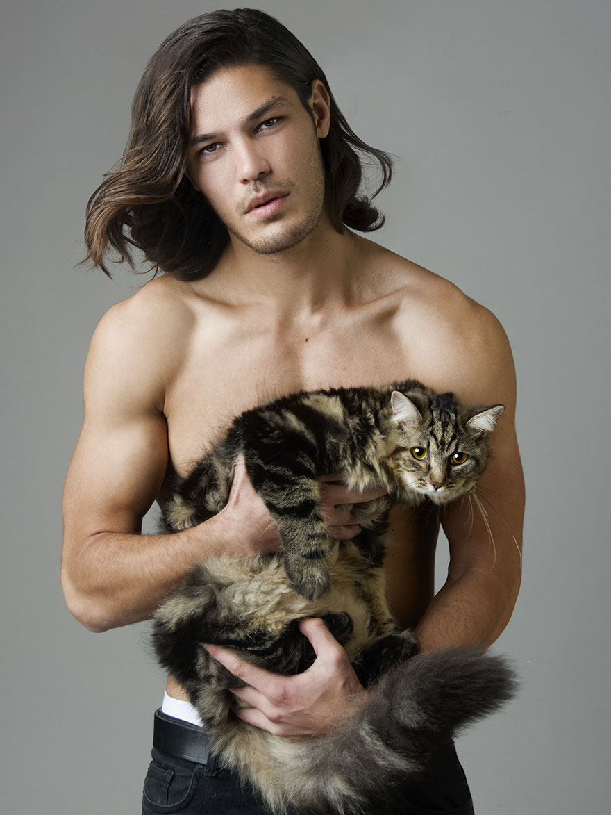 Atyaég! Nevetségesen gyönyörű férfiak cuki macskákkal pózolnak!