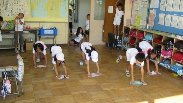 A japán iskolákban a gyerekek takarítanak - tanulhatnánk tőlük