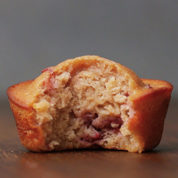 Ilyen omlós még sosem volt a muffin: egészséges, epres muffin