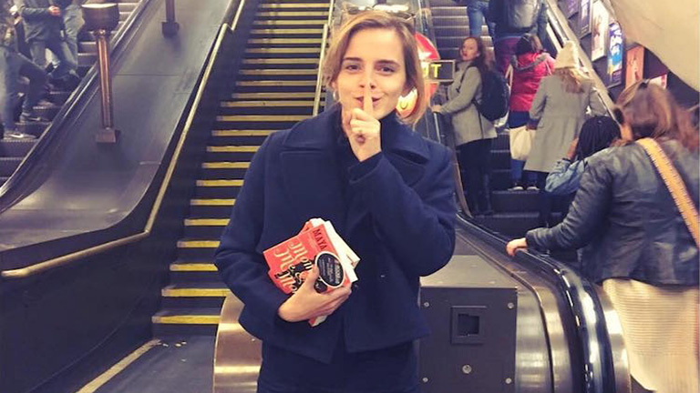 Emma Watson szanaszét hagyja a könyveit a londoni metróban