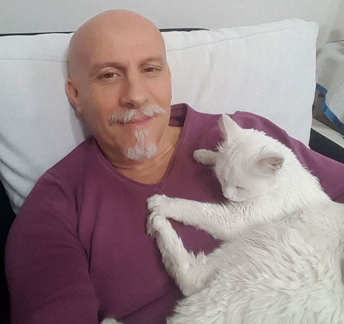 Miután megmentette az életét, örökbefogadta a macskát a sürgősségi orvosa