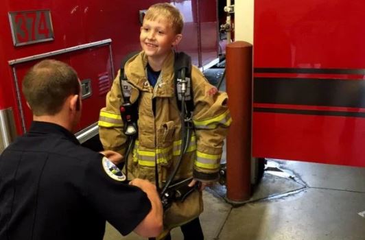 Senki sem ment a 9 éves fiú szülinapi bulijára – a tűzoltók mentették meg a napot