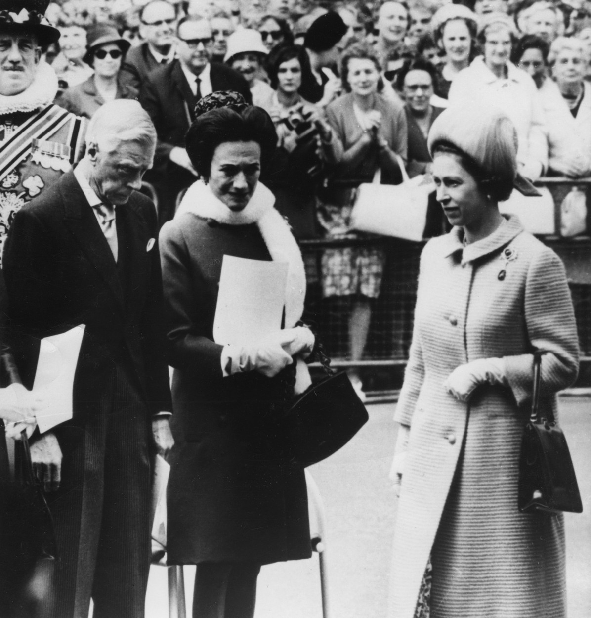II. Erzsébet a nagybátyjával és annak feleségével 1967-ben (fotó: Profimedia)