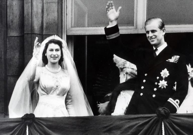 Erzsébet királynő és Fülöp herceg üdvözli a tömeget a Buckingham Palota erkélyéről