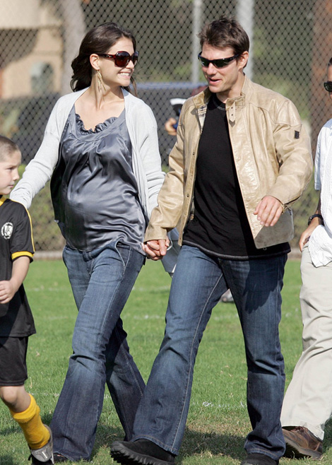 Katie várandósan, Tom lányának Isabellának focimeccsén (Fotó: Profimedia)