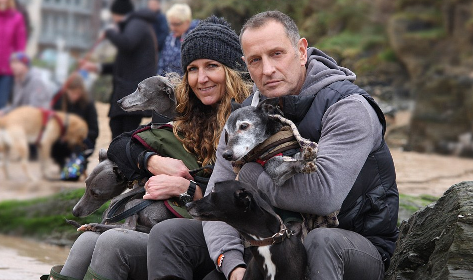Több százan kísérték utolsó sétájára a haldokló kutyát