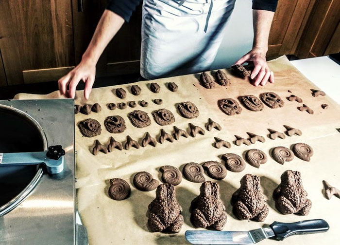 Hihetetlen, realisztikus formákat készít a csokiszobrász
