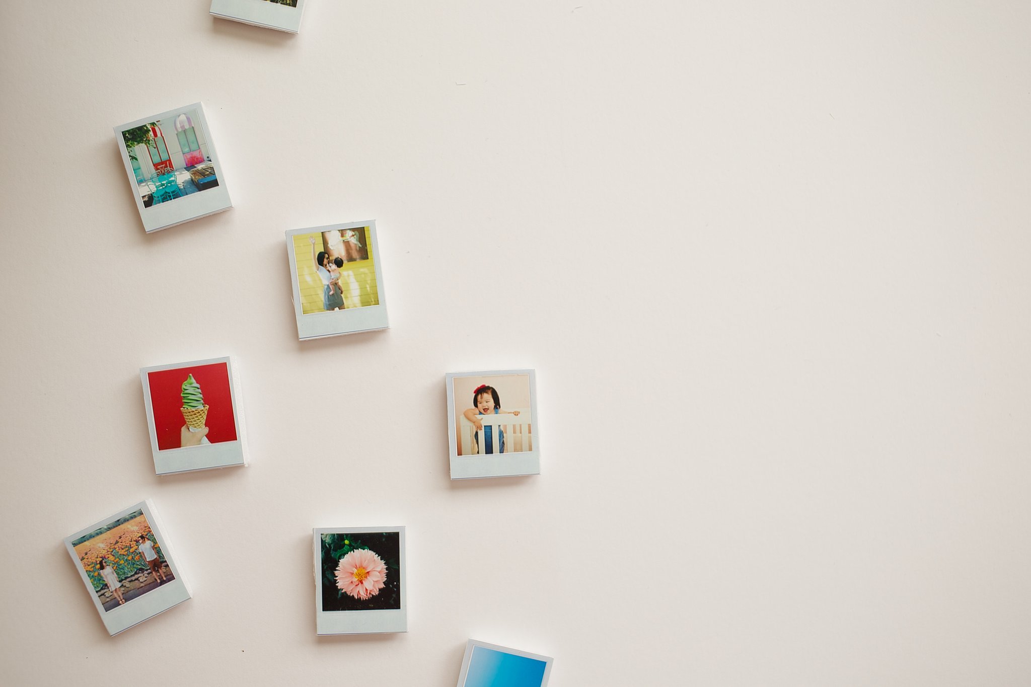 DIY: imádni való, apró polaroid hűtőmágnesek a kedvenc fotóiddal
