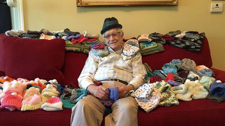 Megtanult kötni a 86 éves nagypapa, hogy koraszülött babáknak segíthessen