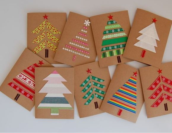 Szalagokból, csomagolópapírból, gyöngyökből és gombokból már igazán szép, ötletes és egyedi karácsonyi képeslapok készíthetőek, kevés energiaráfordítással is.
