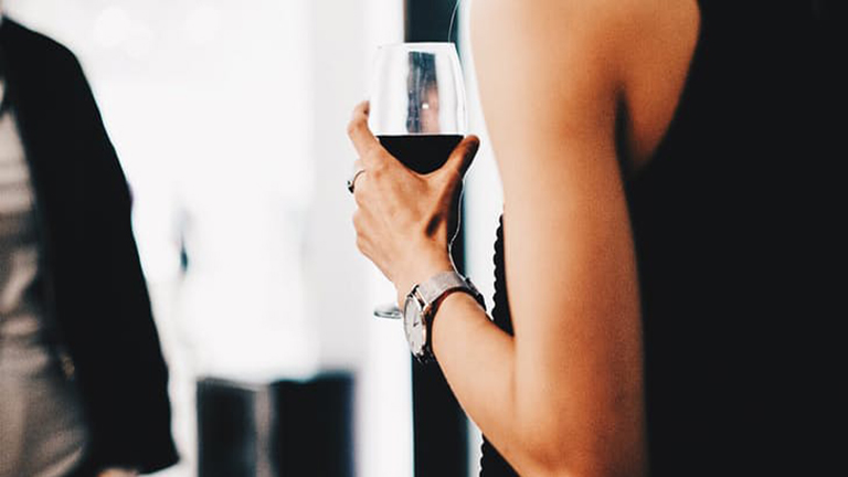Így kell fognod a borospoharat, ha nem akarod tönkretenni a bort