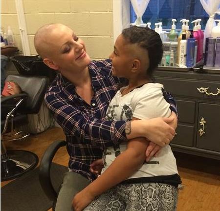 Rákbeteg anyukájával együtt borotváltatta le haját a kilencéves lány 